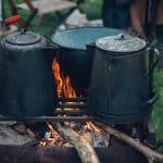 Das Anzünden eines Lagerfeuers ist kein Hexenwerk, aber darauf ein Mehr-Gänge-Menü zu zaubern ist schon eine andere Nummer. Dabei kann auch das ganz einfach sein - wenn man weiß, wie es richtig funktioniert.